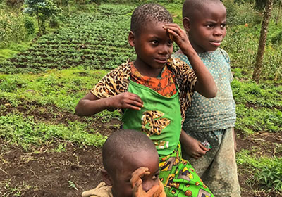 uganda children waving at tourists